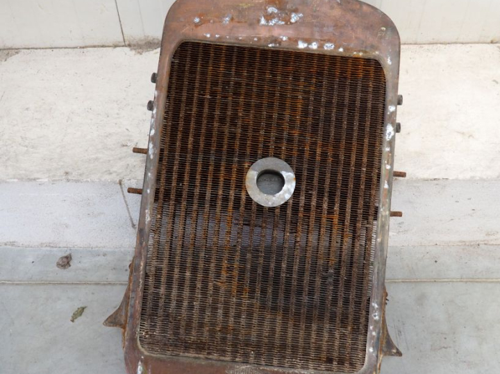 Base d'automobile ARIES avec différentes pièces dont moteur. (A restau