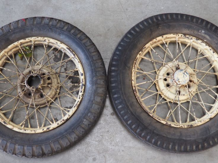 Base d'automobile ARIES avec différentes pièces dont moteur. (A restau