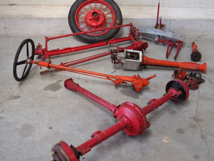 Base d'automobile ARIES avec différentes pièces dont moteur. (A restau