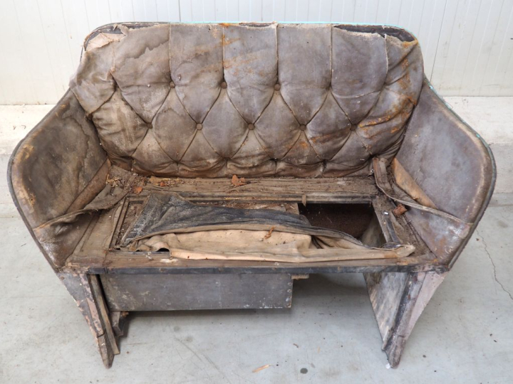 Base d'automobile MORS avec différentes pièces dont moteur. Vente sur 