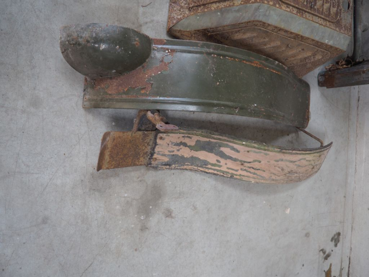 Base d'automobile MORS avec différentes pièces dont moteur. Vente sur 