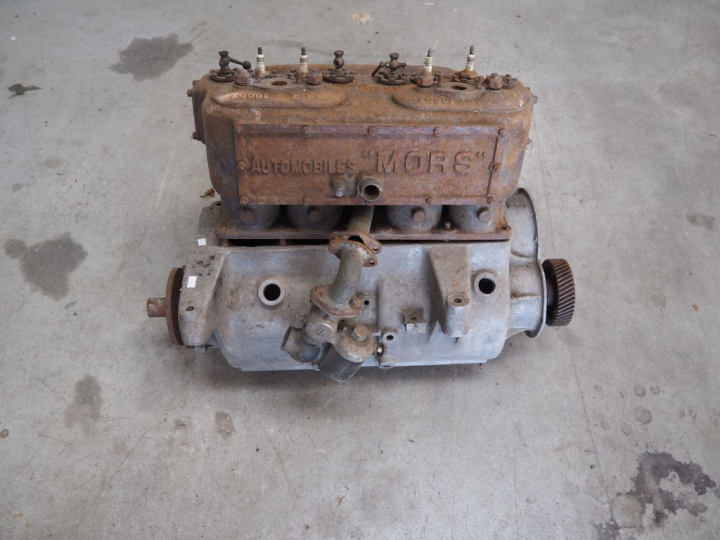 Base d'automobile MORS avec différentes pièces dont moteur. Vente sur 