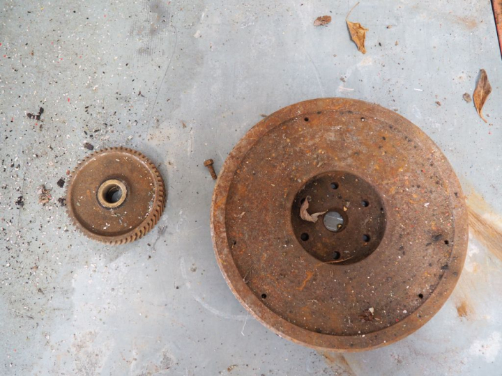 Base d'automobile MORS avec différentes pièces dont moteur. Vente sur 