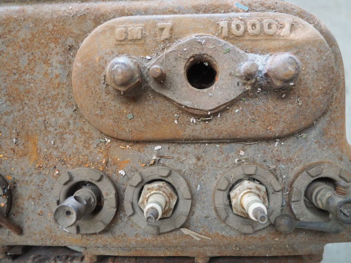 Base d'automobile MORS avec différentes pièces dont moteur. Vente sur 