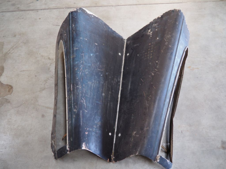 Base d'automobile MORS avec différentes pièces dont moteur. Vente sur 