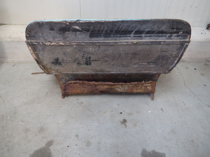 Base d'automobile MORS avec différentes pièces dont moteur. Vente sur 