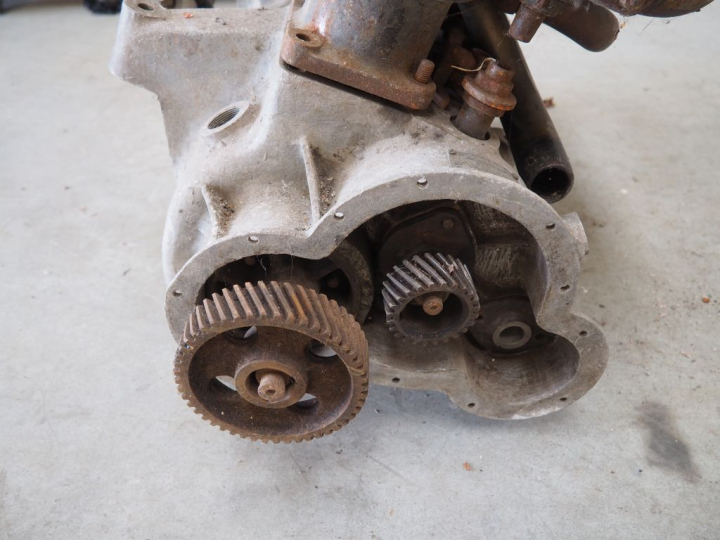 Base d'automobile MORS avec différentes pièces dont moteur. Vente sur 