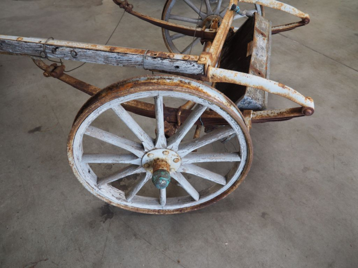 Base et pièces d'automobile début Xxème à restaurer. Vente sur désigna