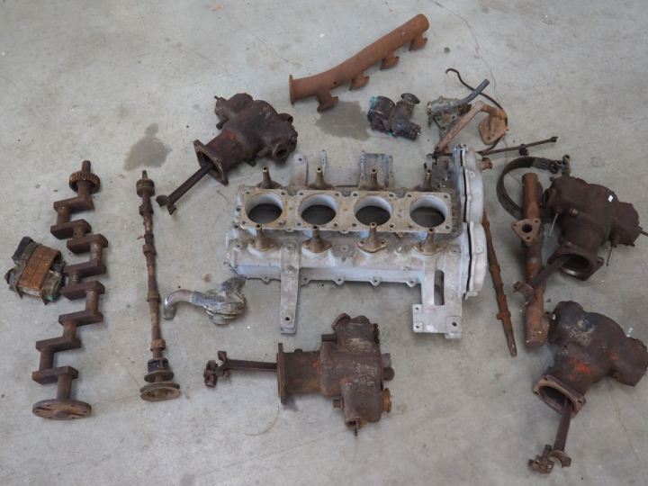 Base et pièces d'automobile début Xxème à restaurer. Vente sur désigna