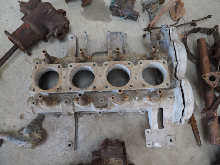 Base et pièces d'automobile début Xxème à restaurer. Vente sur désigna