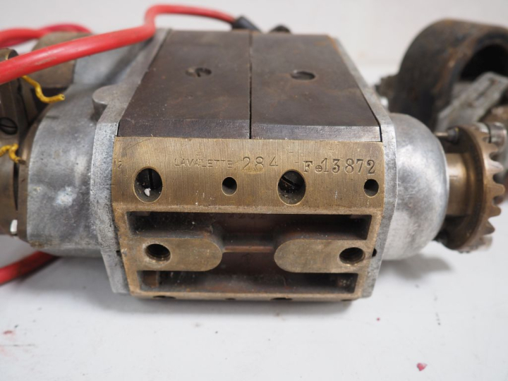 5 différents magnétos LAVALETTE pour automobile.