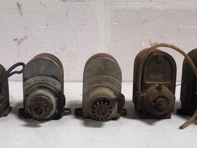 5 différents magnétos F.E.V ou E.L.V pour automobile.