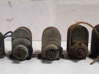 Vente aux enchères 5 différents magnétos F.E.V ou E.L.V pour automobile.
