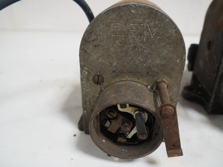 5 différents magnétos F.E.V ou E.L.V pour automobile.