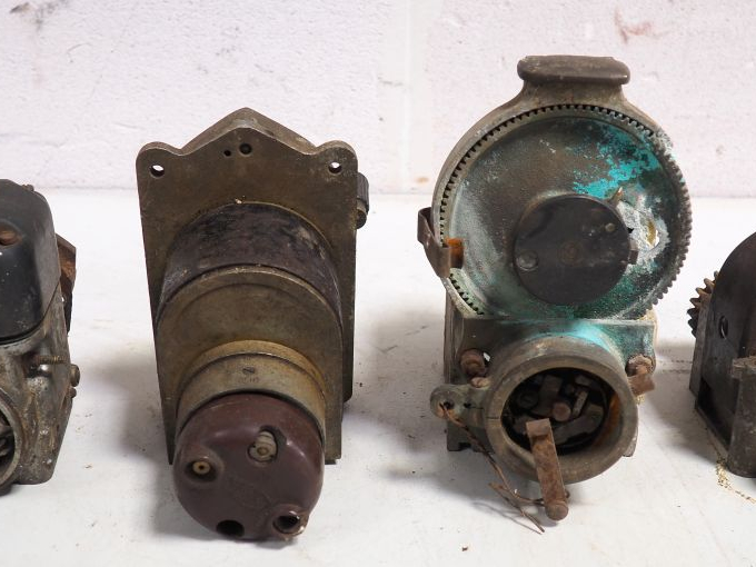 4 différents magnétos pour automobile BOSH LAVA, BOSH, MAGNETI MARELLI