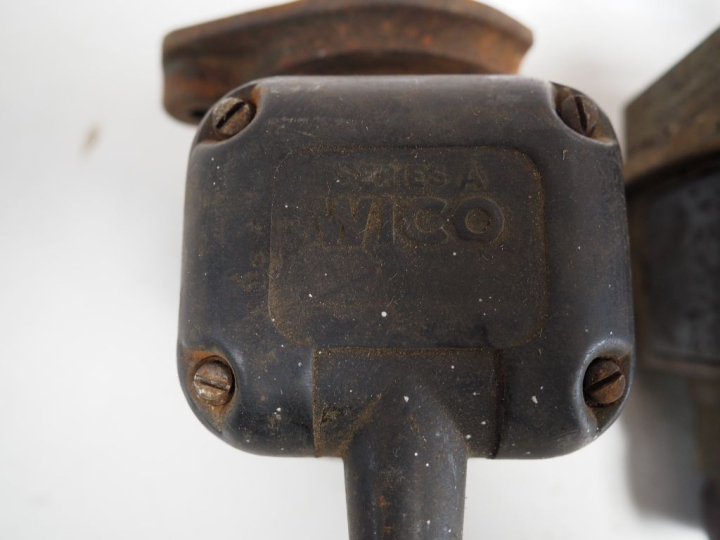 4 différents magnétos pour automobile BOSH LAVA, BOSH, MAGNETI MARELLI