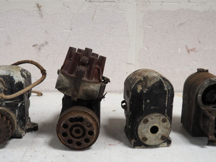 4 différents magnétos pour automobile de différentes marques dont RB.