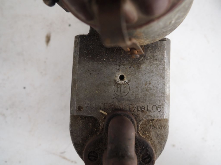 4 différents magnétos pour automobile de différentes marques dont RB.