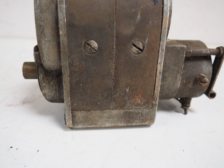 4 différents magnétos pour automobile de différentes marques dont RB.