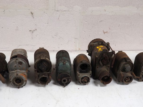 10 différents magnétos pour automobile de différentes marques.