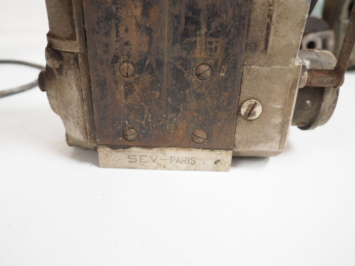 10 différents magnétos pour automobile de différentes marques.