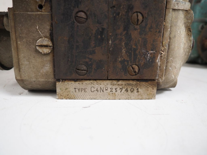 10 différents magnétos pour automobile de différentes marques.