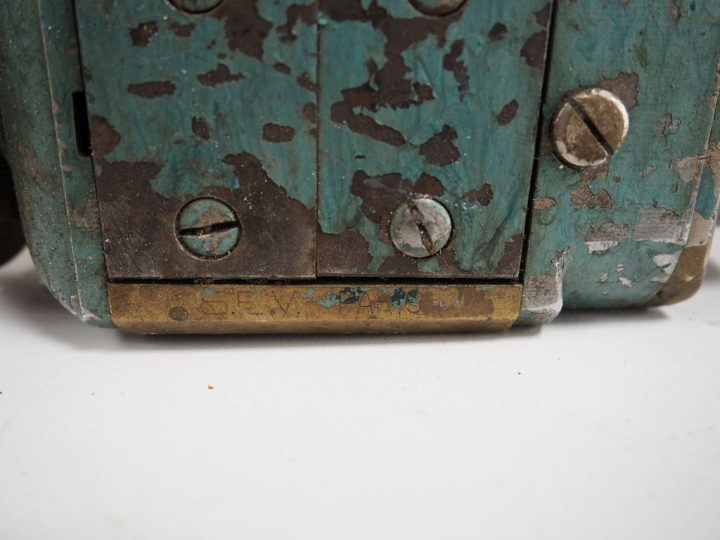 10 différents magnétos pour automobile de différentes marques.