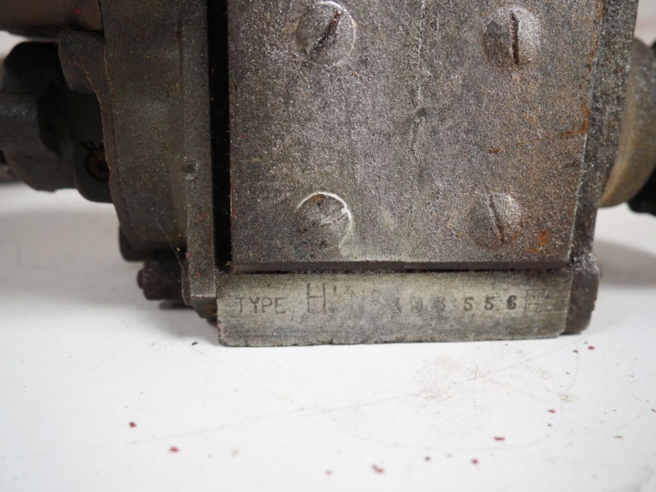 10 différents magnétos pour automobile de différentes marques.