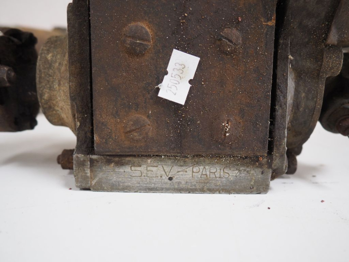 10 différents magnétos pour automobile de différentes marques.