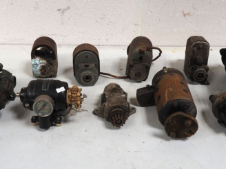 Vente aux enchères 10 différentes pièces pour automobile dont magnétos.