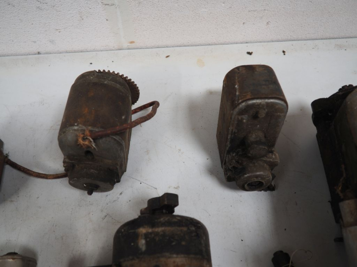 10 différentes pièces pour automobile dont magnétos.