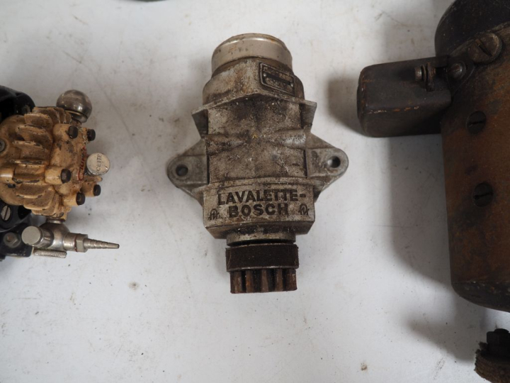 10 différentes pièces pour automobile dont magnétos.