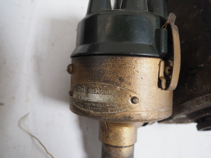 10 différentes pièces pour automobile dont magnétos.