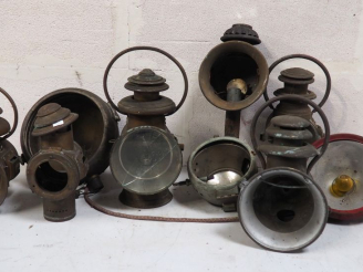 Vente aux enchères Ensemble de phares et lanternes pour automobile.