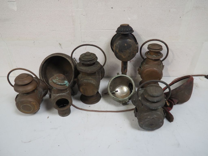 Ensemble de phares et lanternes pour automobile.