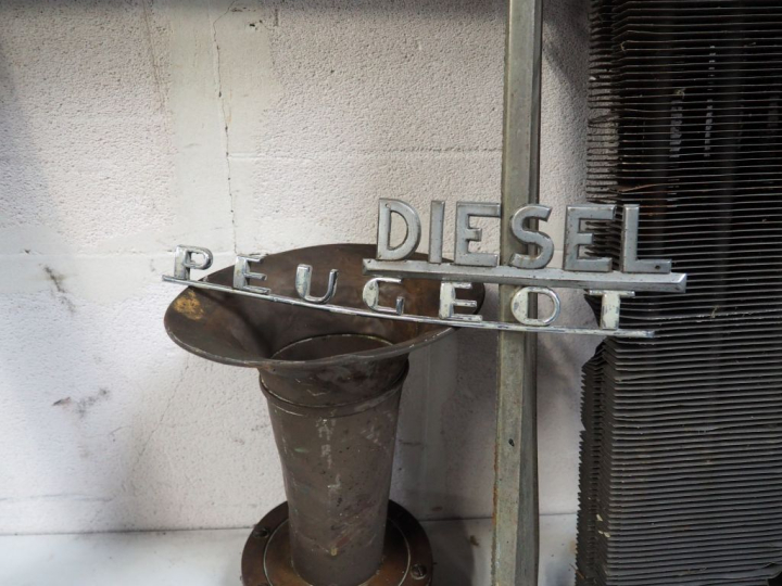 Diverses pièces automobile (calandre, radiateur etc…).