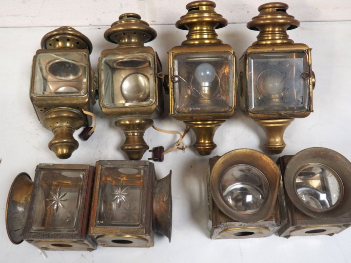 Ensemble de lanternes pour automobile. H. de 14 à 32 cm.