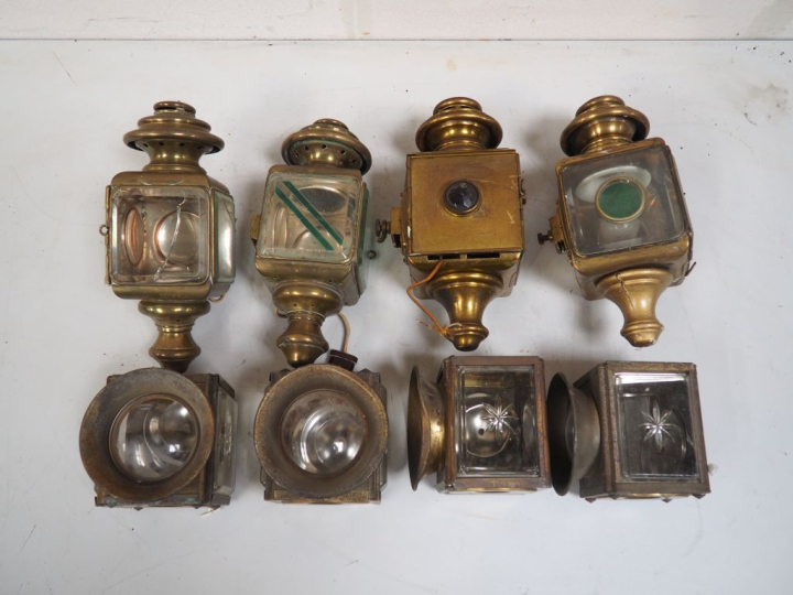 Ensemble de lanternes pour automobile. H. de 14 à 32 cm.