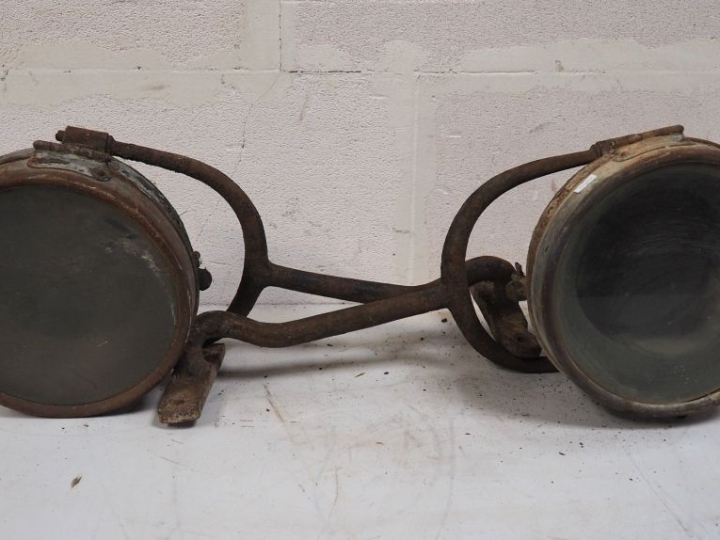 Paire de phares BESNARD pour automobile. Dim. 58 x 24 cm.