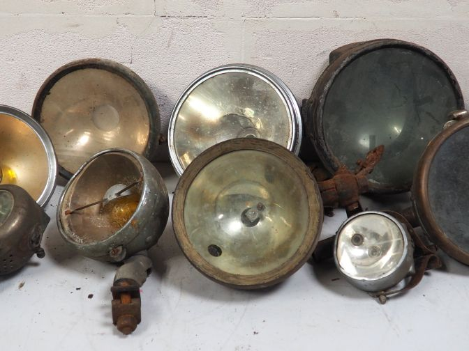 Ensemble de phares automobiles.