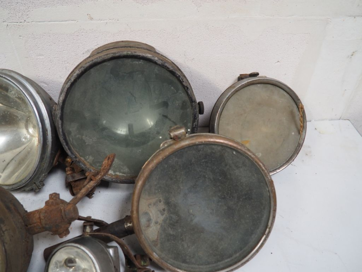 Ensemble de phares automobiles.