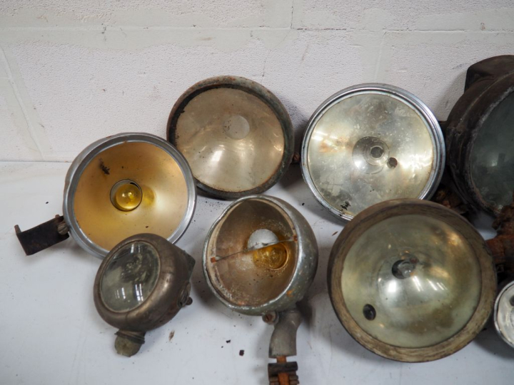 Ensemble de phares automobiles.