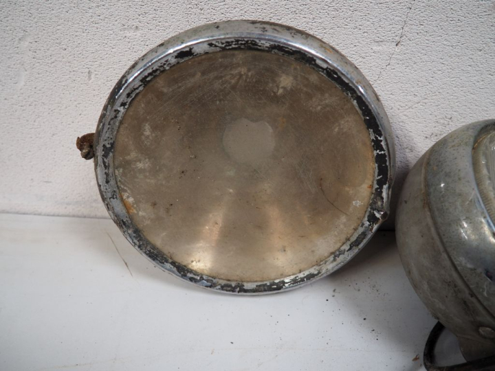 Deux différentes paires de phares automobile.