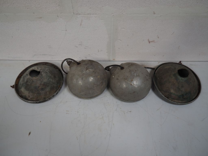 Deux différentes paires de phares automobile.