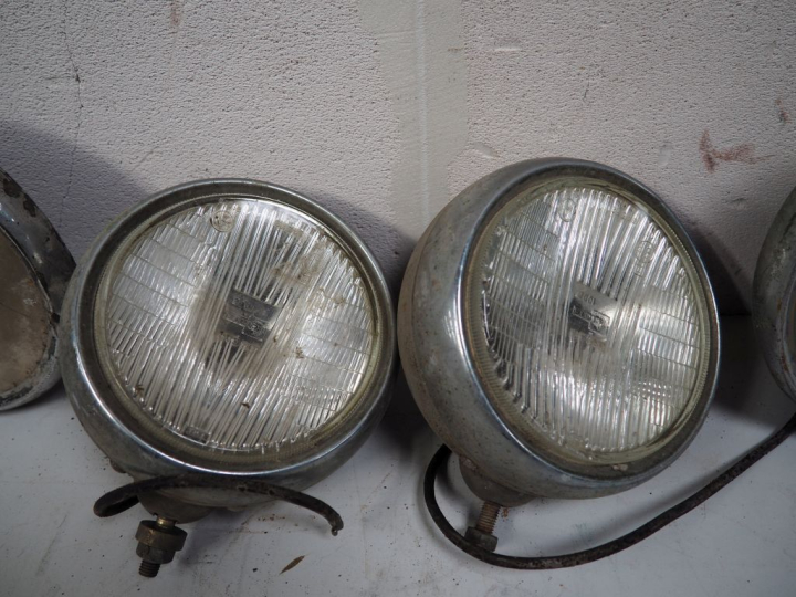 Deux différentes paires de phares automobile.