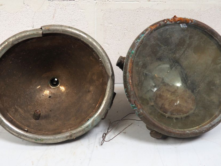 Paire de phares pour automobiles. Dim. 28 x 27 cm.