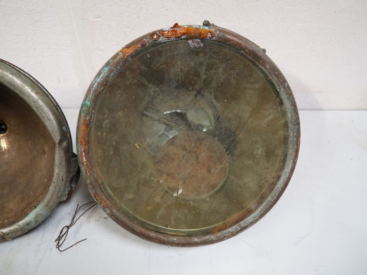 Paire de phares pour automobiles. Dim. 28 x 27 cm.