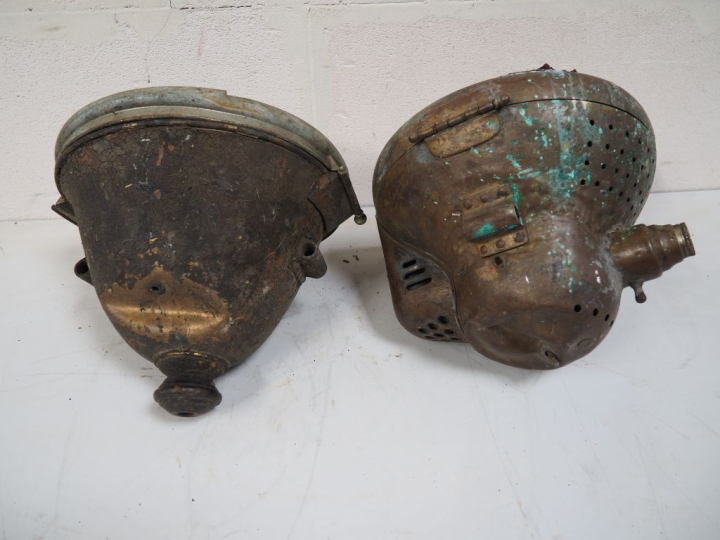 Paire de phares pour automobiles. Dim. 28 x 27 cm.