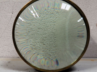 Vente aux enchères Element automobile grossissant en verre cerclé de métal. Dim. 25 x 23 