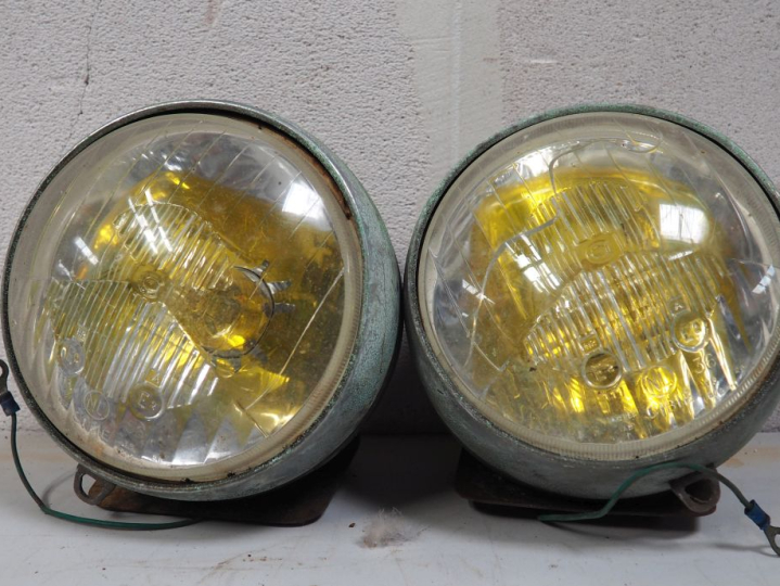 Paire de phares automobile. H. 18 cm.